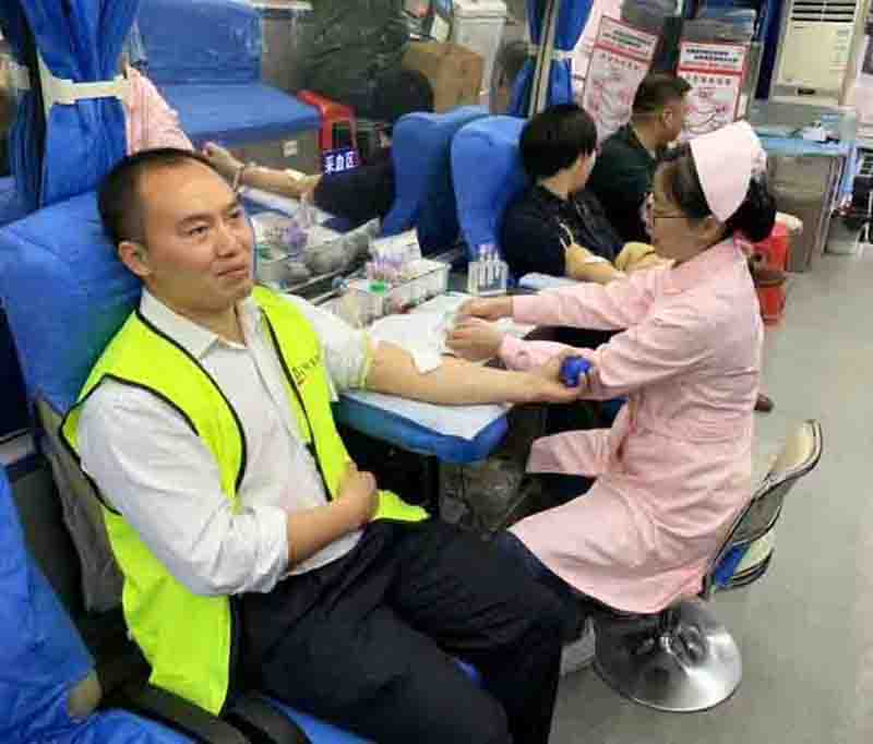 百投集團(tuán)團(tuán)委組織青年參加全市學(xué)雷鋒精神志愿者行動